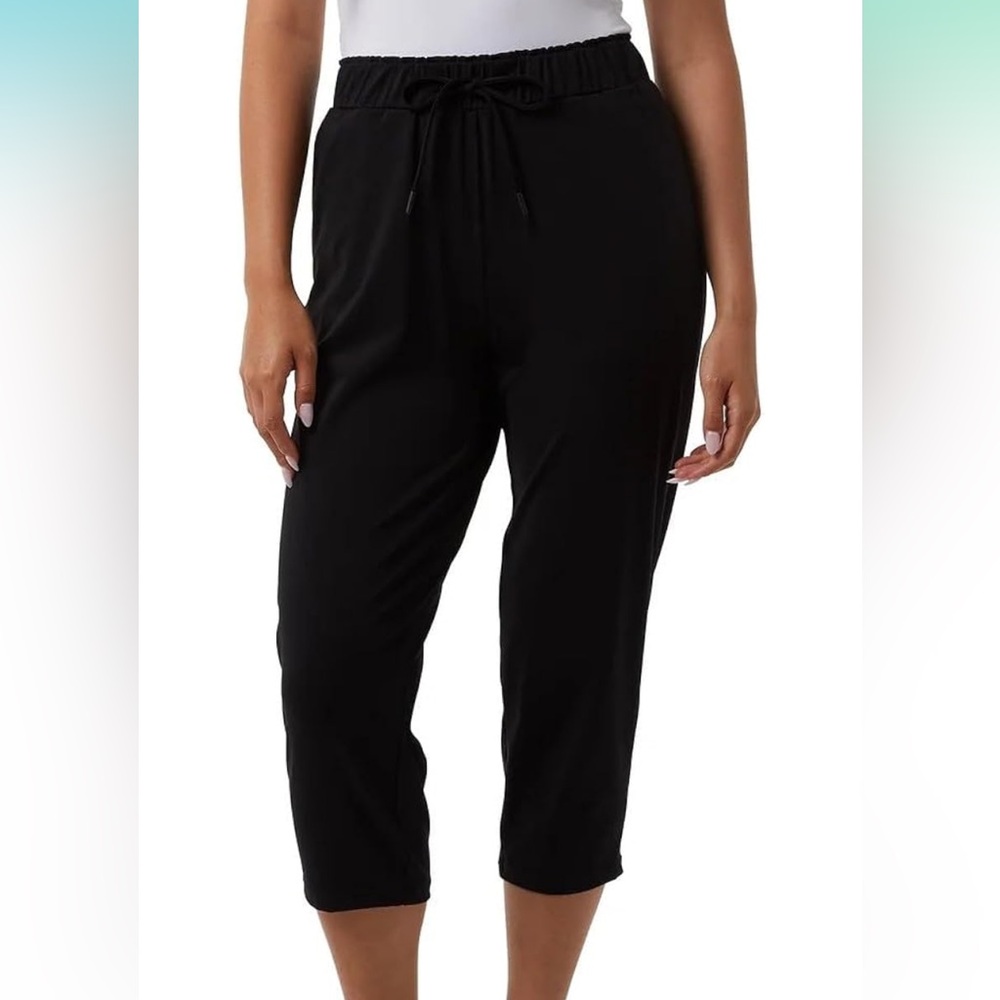 NWT. 32 Degrees Cool Ladies Pull On Active Capri. Size Small. Color - Black.